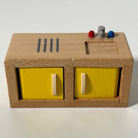 Melissa & Doug/ Hape Wood Dolls and Hape Assorted Wood Furniture Set of 12 (18B) - Picture 11 of 14